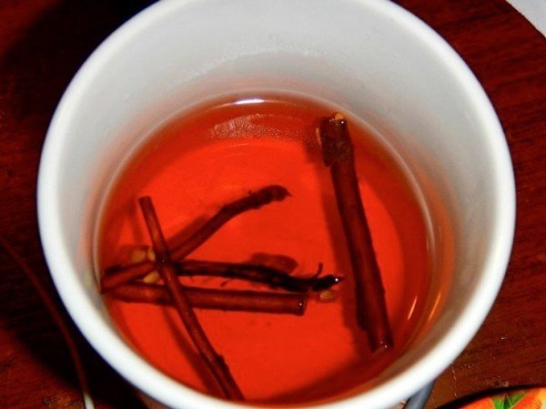Чай с вишневыми веточками меняет цвет кала