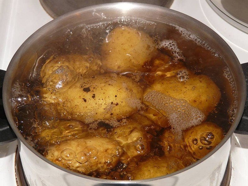 Картошка в сотейнике на плите