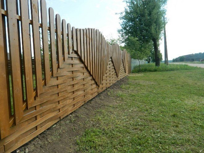 Красивый забор из штакетника деревянного