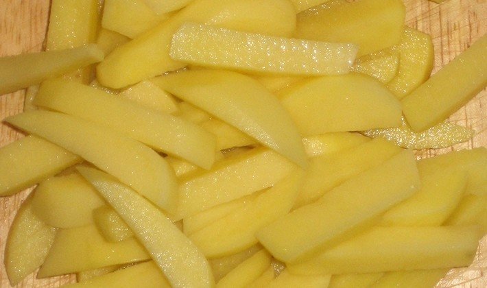 Нарезка брусочками картофеля для рассольника