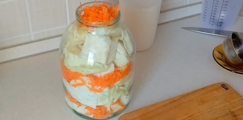 Квашеная капуста слоями с морковкой