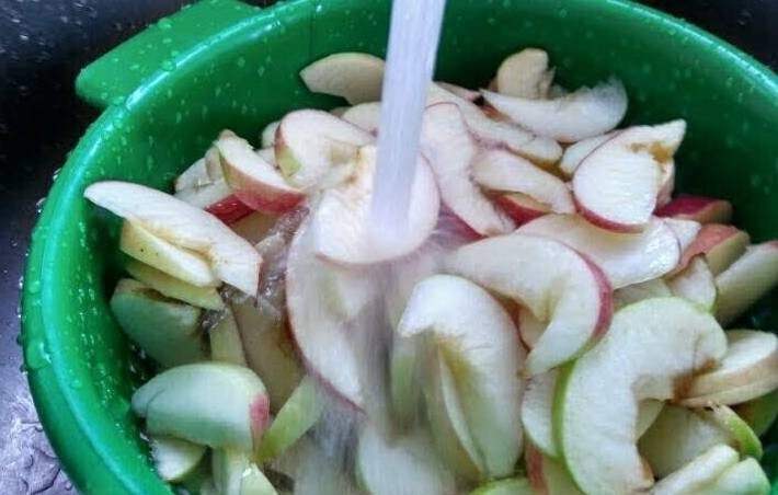 Ломтиками яблоки заливают водой