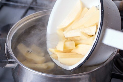 Картофель в кипящей воде